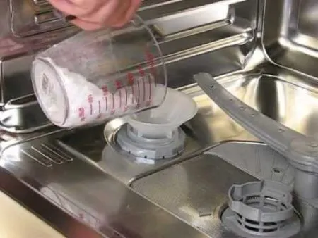 Воронка для соли для посудомоечных машин помещает соль в посудомоечную машину, чтобы отжать воду