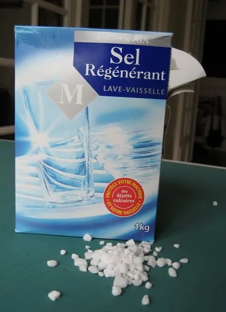 Соль для посудомоечных машин используется для смягчения жесткой воды