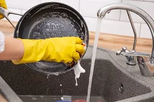 7 способов очистки самых грязных кастрюль и сковородок