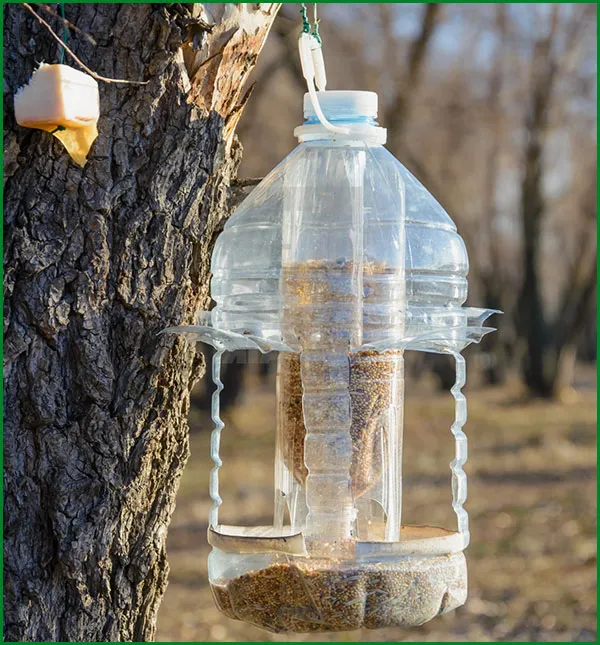 Как сделать оригинальную кормушку для птиц из двух пластиковых бутылок?