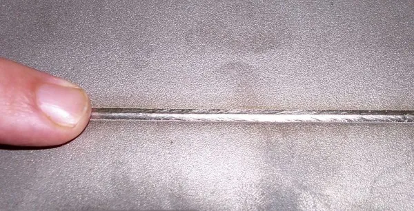 Так выглядят тонкие сварные швы при сварке металла жаропрочной проволокой, изображенной ниже.