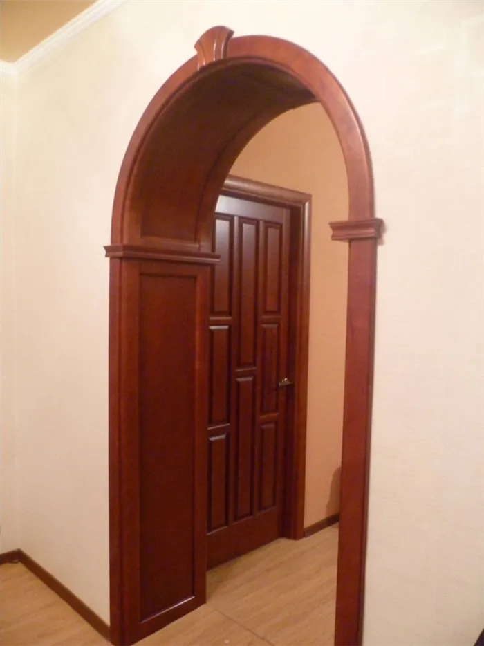 Классический арочный дверной проем Дверь