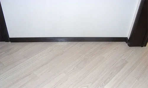 Темный плинтус на белом ламинированном полу
