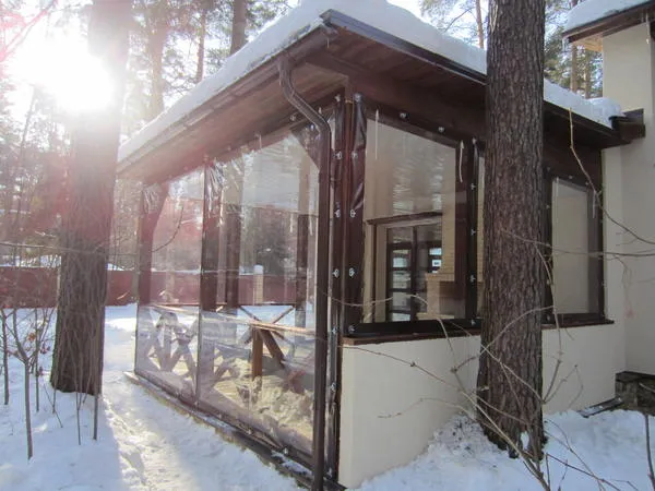 Гибкие окна нельзя снимать в зимние месяцы. Они могут выдерживать температуры ниже нуля и сохранять свои свойства. Фото с сайта rmk-tent.ru.