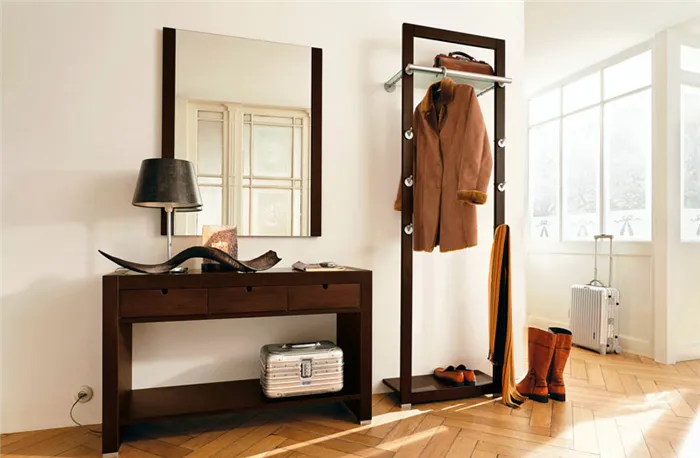 Деревянные или металлические столбы подходят для квартир с солидным, классическим или современным дизайном интерьера и дополняют комнату как отдельно стоящая мебель.