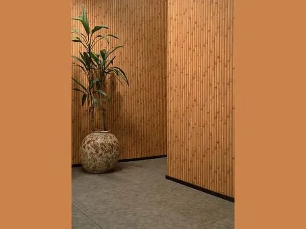 Бамбуковый декор в помещении часто сочетается с гладким винилом аналогичных цветов