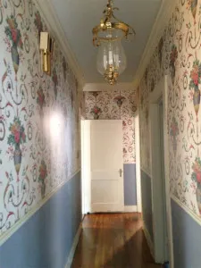 Пример коридора с горизонтальными комбинациями декоративных элементов в помещении