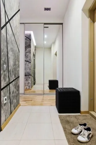 Дизайн входного коридора в однокомнатной квартире площадью 18 кв. м.