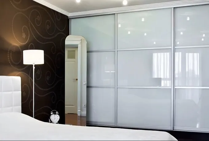 Белый шкаф-купе с раздвижными дверями Lacobel для спальни