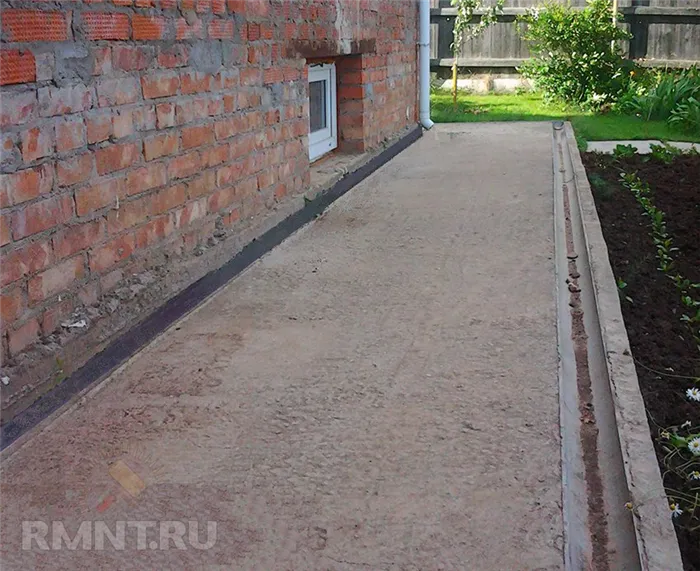 Укладка бетона вокруг дома на заказ: пошаговые инструкции