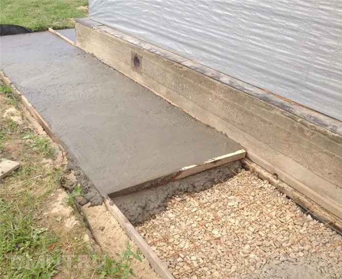Укладка бетона вокруг дома на заказ: пошаговые инструкции