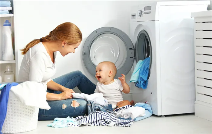 Девушка с ребенком сидит в стиральной машине