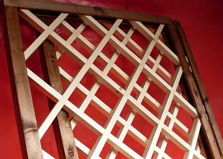 Деревянные решетки с углубленными стыками. Соединение осуществляется с помощью шпунта и паза.