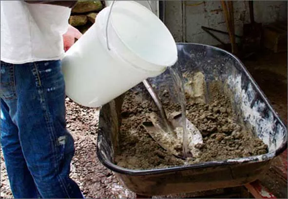Добавьте воду в бетон
