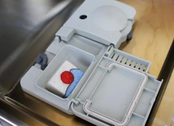 Если таблетки для посудомоечной машины не растворяются, проверьте распределитель загрязнений.