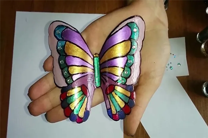 Конструкция ручной работы в пластиковой бутылке - бабочка