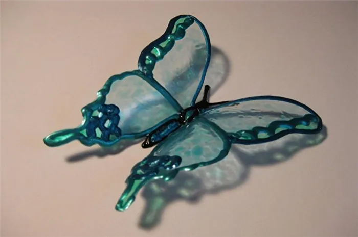 Конструкция ручной работы в пластиковой бутылке - бабочка