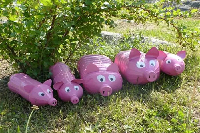 Рукотворные конструкции из пластиковых бутылок - свиньи