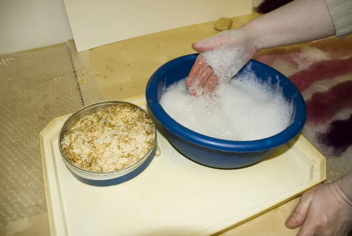 Приготовление мыльного раствора для мытья валиков.