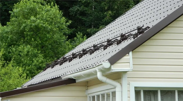 Как правильно установить снегозадержатели на крышах