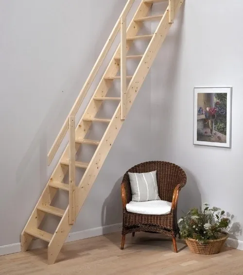 Простая лестница в коридоре