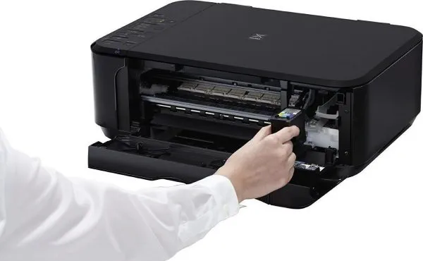 Замена чернильных картриджей в принтере: как правильно установить новую кассету.