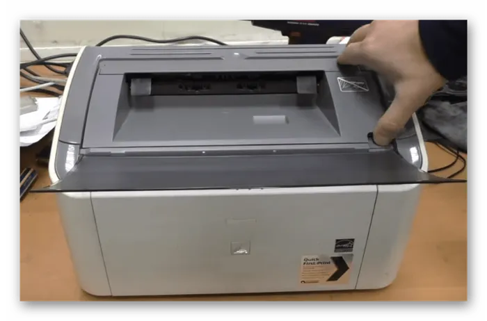 Откройте крышку лазерного принтера HP