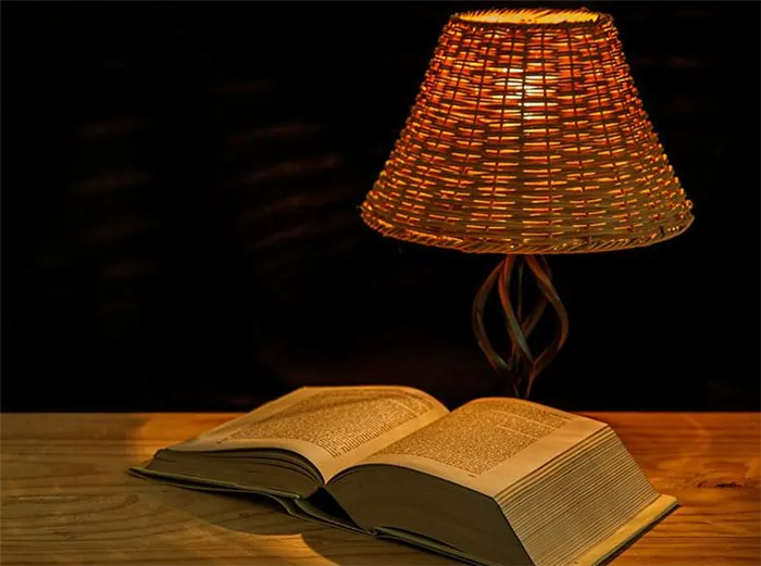 Книги, лампы, горячие светильники
