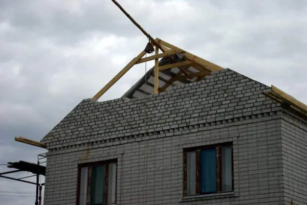 Установка угловых стен после завершения строительства крыши