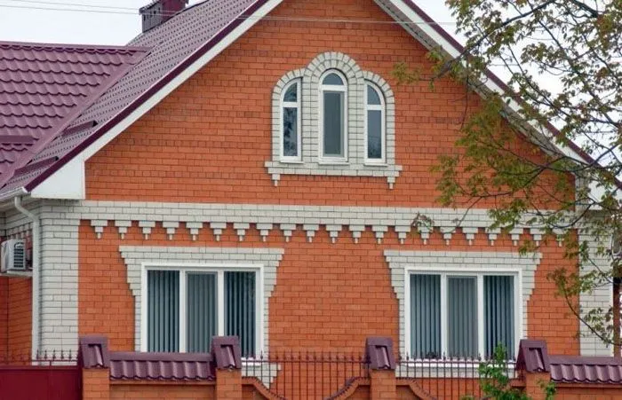 Решения, касающиеся кирпичного фасада кирпичного дома, являются типичными решениями.