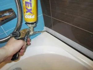 Как заделать стык между ванной и стеной с помощью монтажной пены