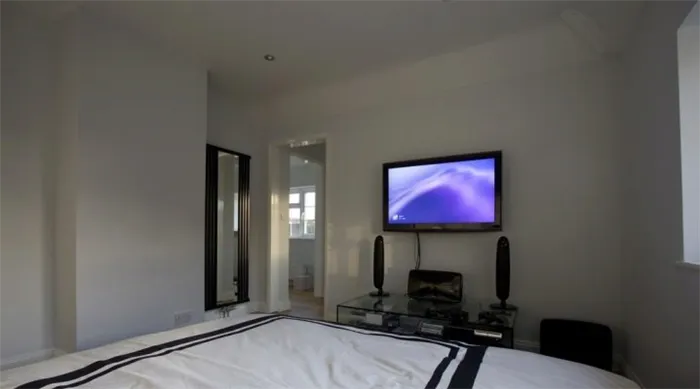 На какой высоте должен висеть телевизор в спальне?