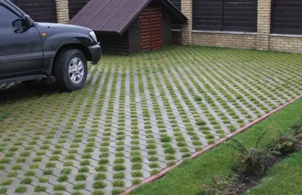 Парковка из бетона с отверстиями под траву, а не из пластика