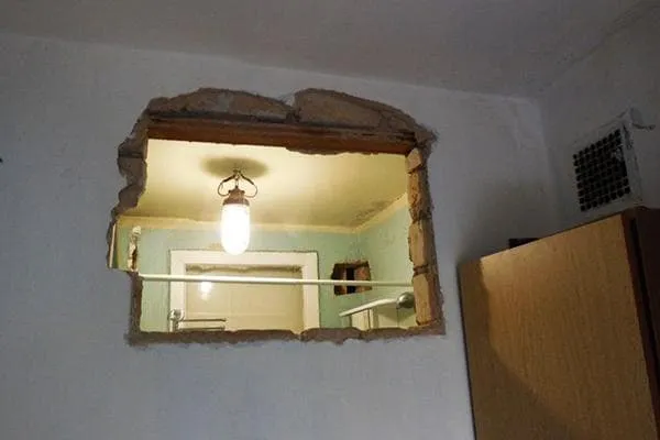 Удалить окно между кухней и ванной