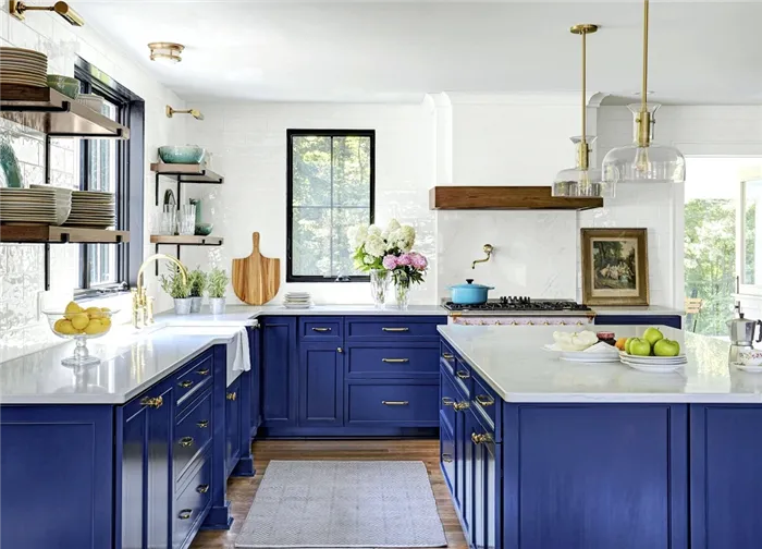 Синий и золотой цвета в интерьере кухни