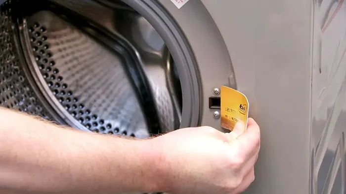 Сломанная ручка стиральной машины, как открыть дверцу с помощью банковской карты или железной линейки