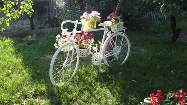 Клумба со старым велосипедом
