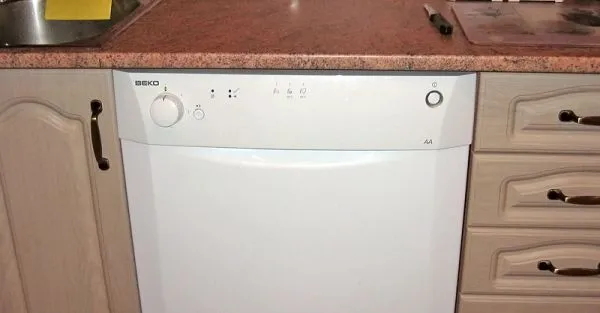 Пример частично переваренной посудомоечной машины под верстаком