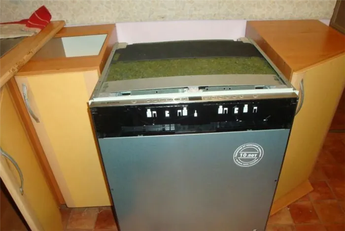 Для размещения под верстаком посудомоечные машины должны быть временно сняты с верстака.