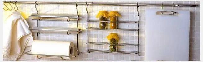 Эти подвесные полки для кухни удобны и функциональны. Их также можно повесить вручную.