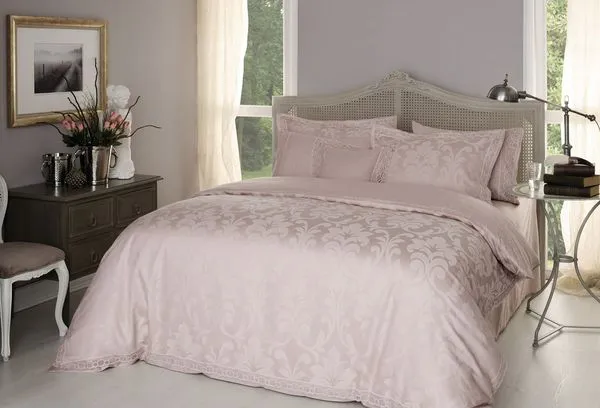 Кровать из сатина розового цвета